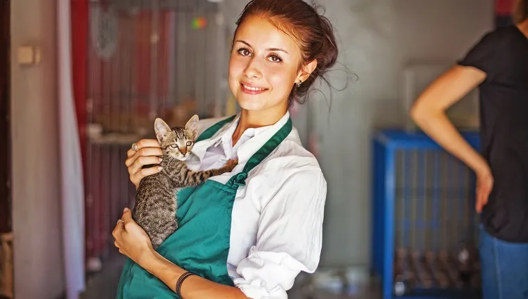 young women holds a cat