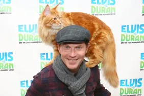Bobby Flay carries his Maine Coon cat Nacho on his shoulders