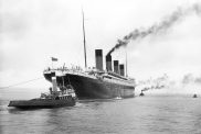 El RMS Titanic saliendo de Belfast.  El barco tenía una gata, Jenny, que le servía de mascota.