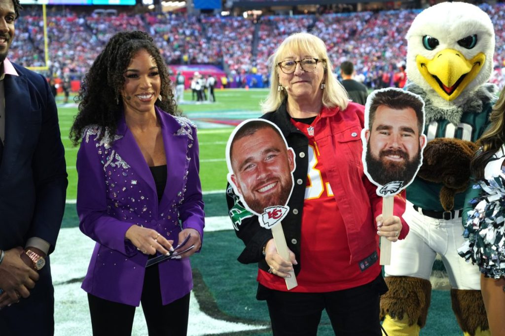 Donna Kelce shared that Jason and Travis Kelce — boyfriend of Taylor Swift — had a childhood cat.