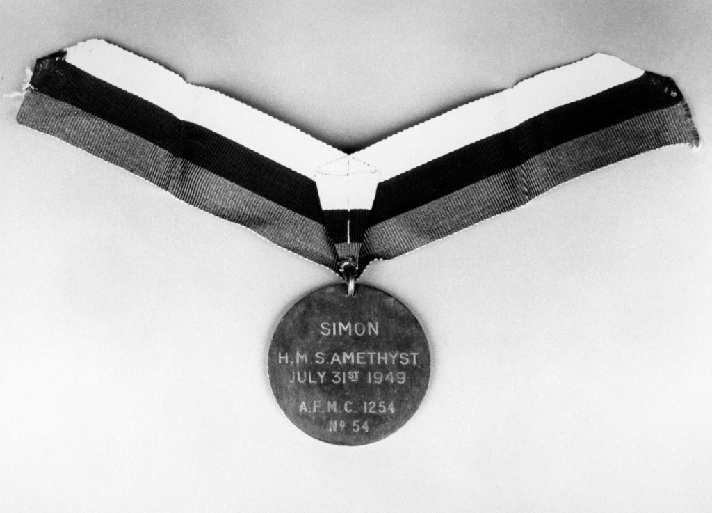 LA MEDALLA OTORGADA A SIMON THE SHIP'S CAT A BORDO DEL HMS AMETHYST, UNA MEDALLA DICKIN, THE ANIMALS VC.  SE ESPERA QUE EL PREMIO HISTÓRICO OBTENGA HASTA 3000 LIBRAS CUANDO SE VENDA EN CHRISTIE'S.  (Foto de PA Images a través de Getty Images)