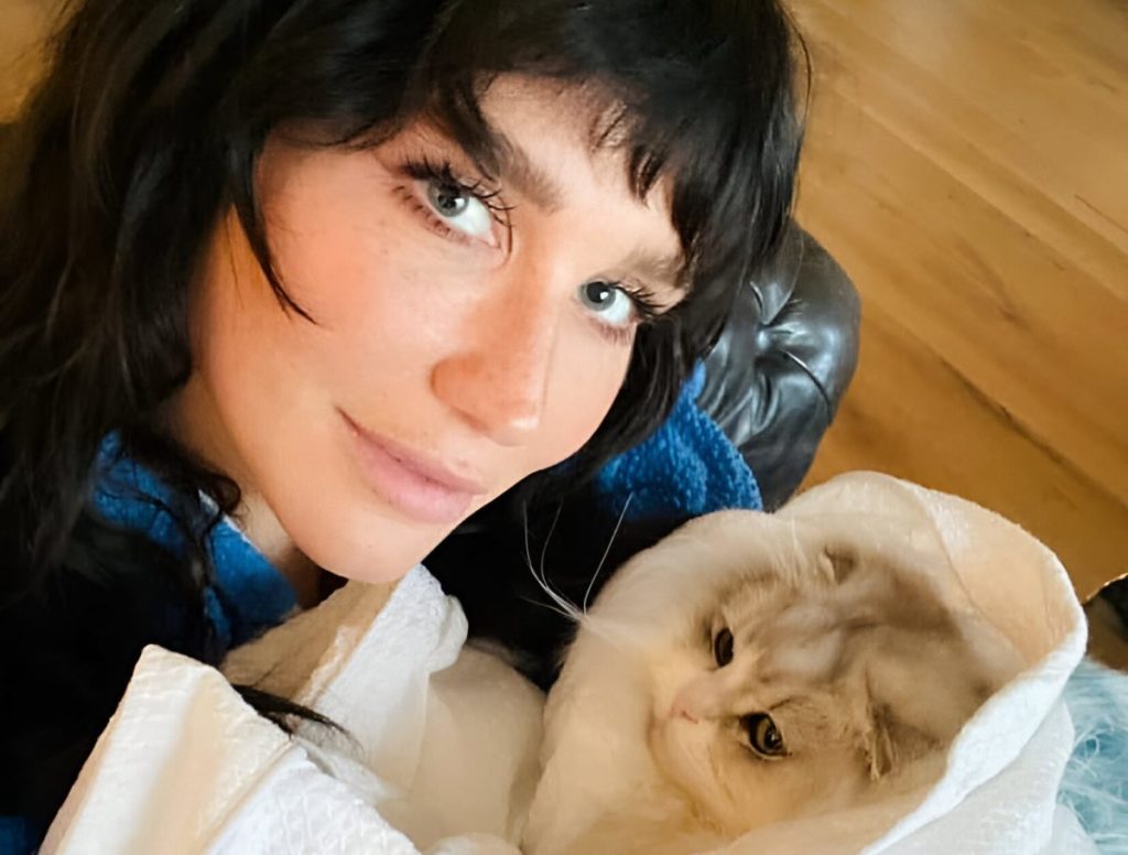 Kesha with her cat.